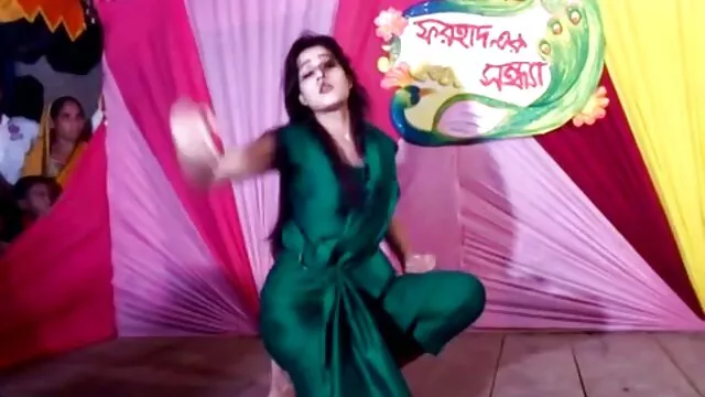 शरारती दाई खुद अंग्रेजी बीएफ मूवी के साथ खेलने के लिए प्यार करता है