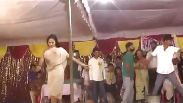हॉट बेब वह पेशाब के रूप में उच्च ऊँची ओपन सेक्सी मूवी हिंदी में एड़ी के जूते में सेक्सी लग रहा है