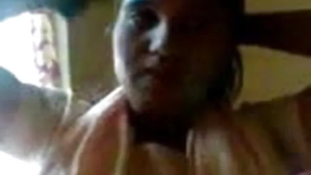 साडे की गर्भवती शरीर चमकती है क्योंकि वह खुद को सेक्स वीडियो फुल मूवी हिंदी तेल में कवर करती है!