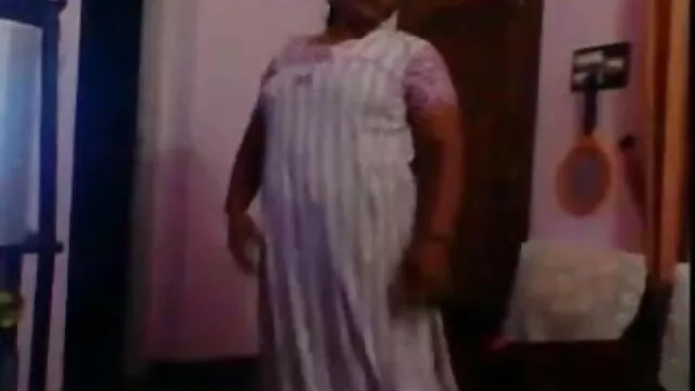 होली जोआना के मराठी सेक्सी मूवी पहले समलैंगिक अनुभव में मरने का नियंत्रण लेती है