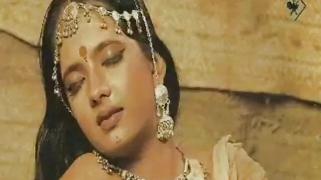 काले बालों वाली दिवा रोल के आसपास नंगे स्तन बिस्तर में एचडी सेक्स हिंदी मूवी