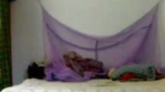 आबनूस बेब उसके घुटनों पर कुमारी दुल्हन सेक्सी मूवी हो जाता है